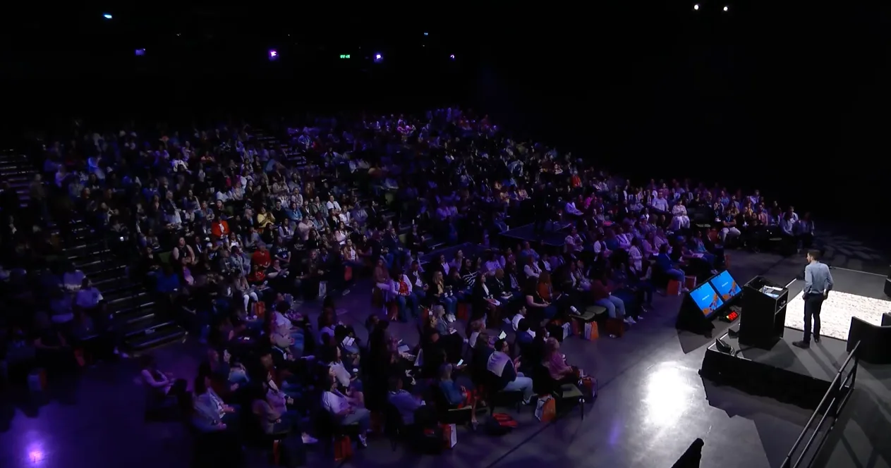 A crowd of a thousand assistants at the AdminzCon 2024 keynote